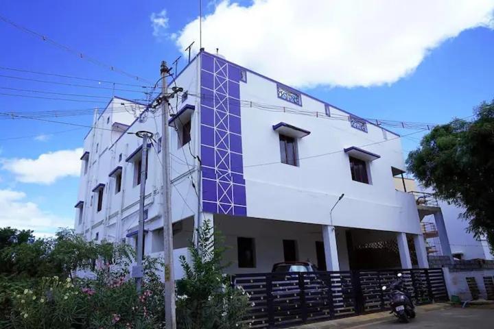 White House- 1Bk Pleasant Apartment With Open Terrace كويمباتور المظهر الخارجي الصورة
